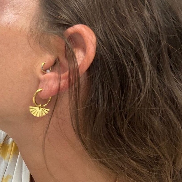 ✨2 for $30✨ Sunburst Hoops Gold Plated Fan Hoop Earring Detachable - Picture 2 of 8
